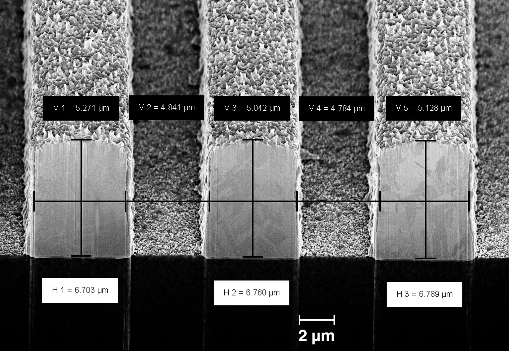 LUXBEAM®フォトヘッドでパッケージング基板上にパターニングした、ライン/スペース2 µmのレジストの顕微鏡写真